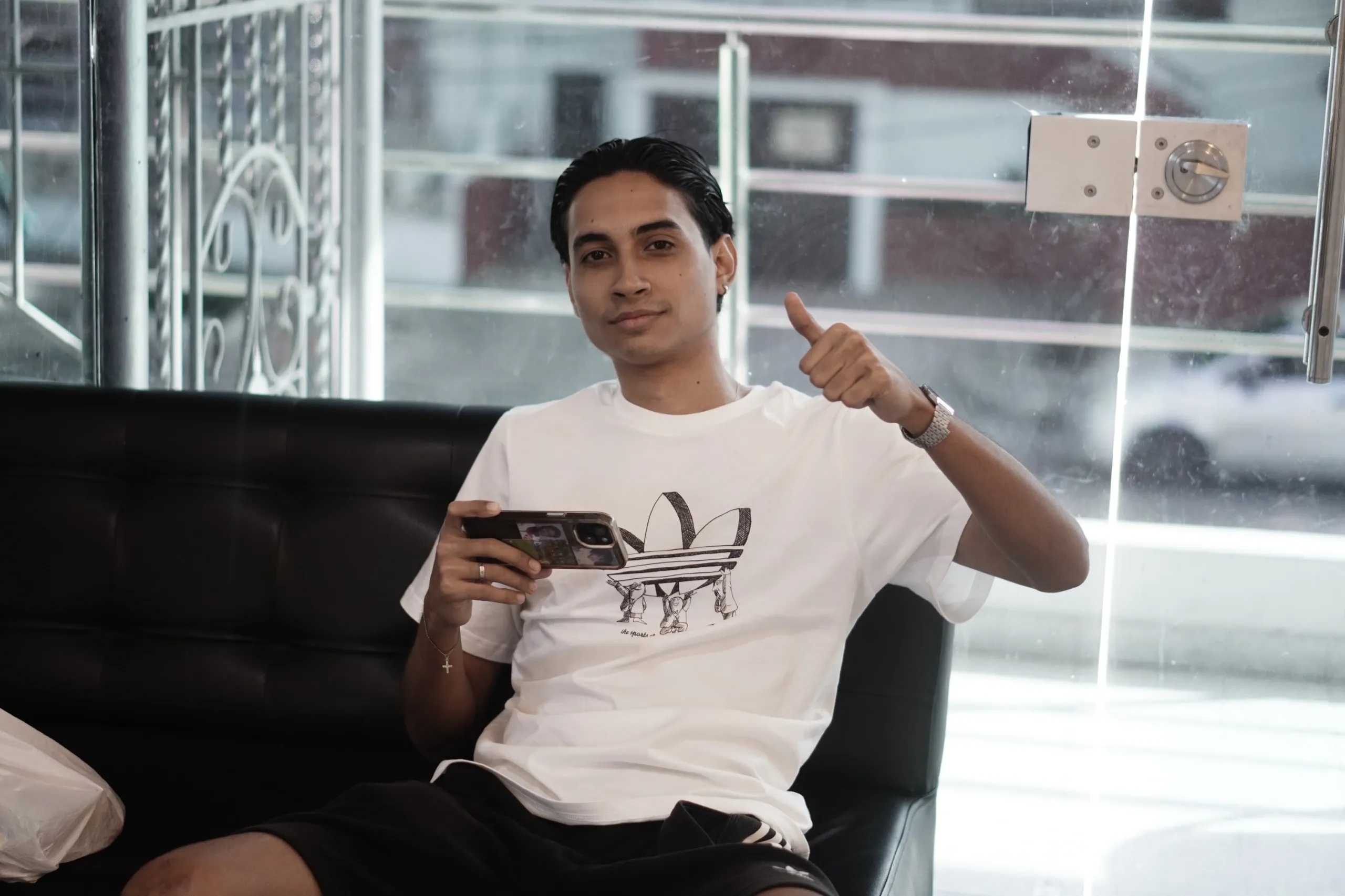 Alejo Ricardo en Inksignia Tattoo Studio después de su sesión de tatuaje