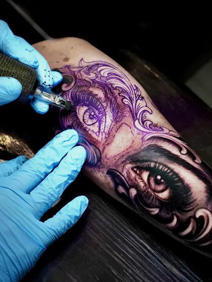 Clayton Goethe tatuando unos ojos realistas en su estudio InkSignia en Barranquilla