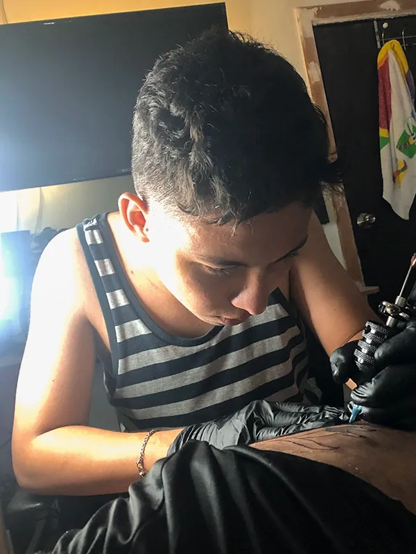 Clayton Goethe tatuando en sus inicios en Barranquilla