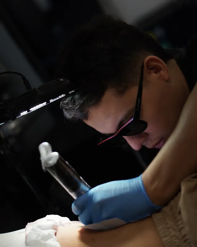 Clayton Goethe tatuando en Inksignia Tattoo Studio, Barranquilla