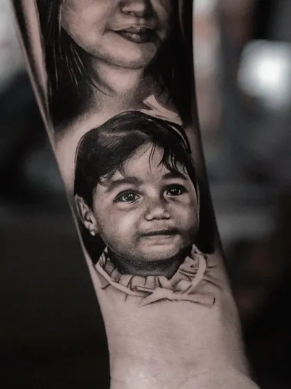 Tatuaje retrato realista en blanco y negro por Clayton Goethe Barranquilla