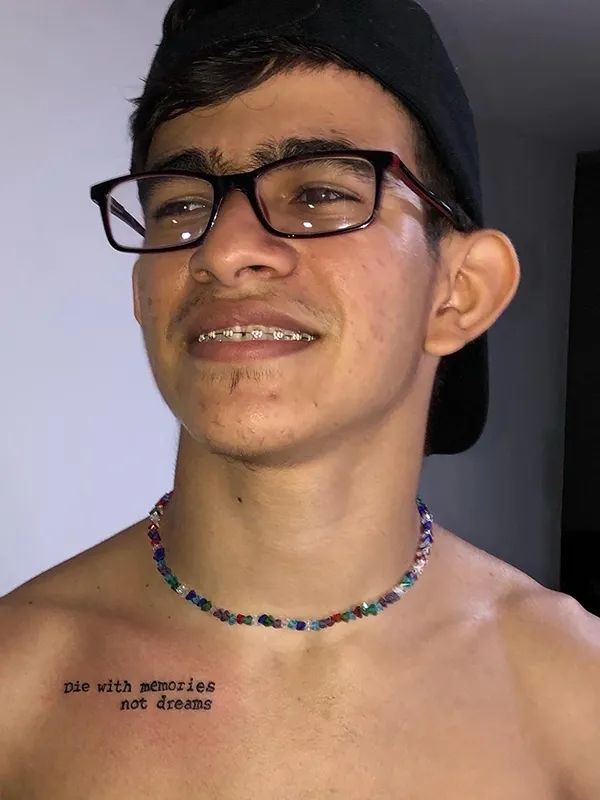 Sesión de tatuaje para hombre por Clayton Goethe