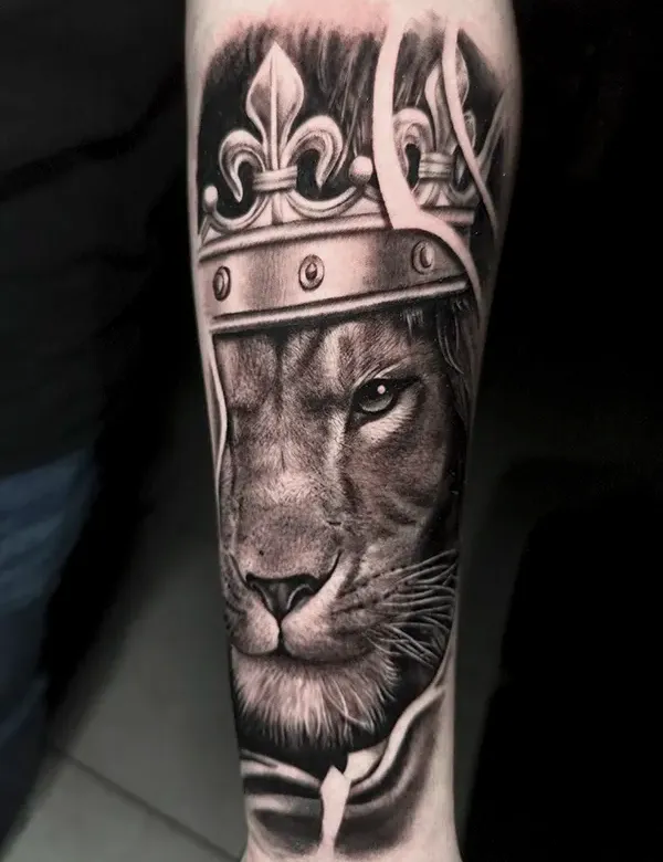 Tatuaje realista de león en antebrazo por Clayton Goethe en Barranquilla