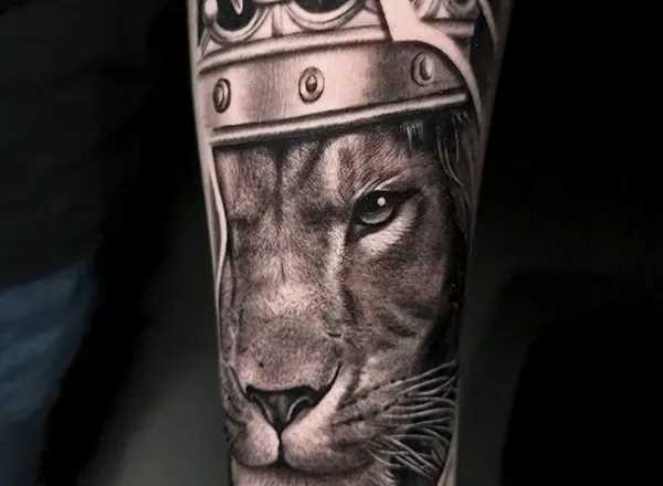 Tatuaje realista de león en antebrazo por Clayton Goethe en Barranquilla