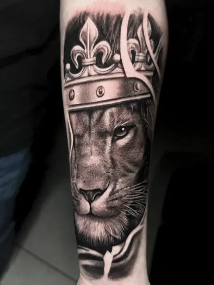 Tatuaje retrato realista de león hiperrealista por Clayton Goethe en Goethe Ink
