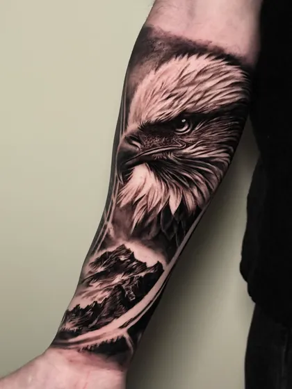 Tatuaje realista de águila en antebrazo por Clayton Goethe en Barranquilla