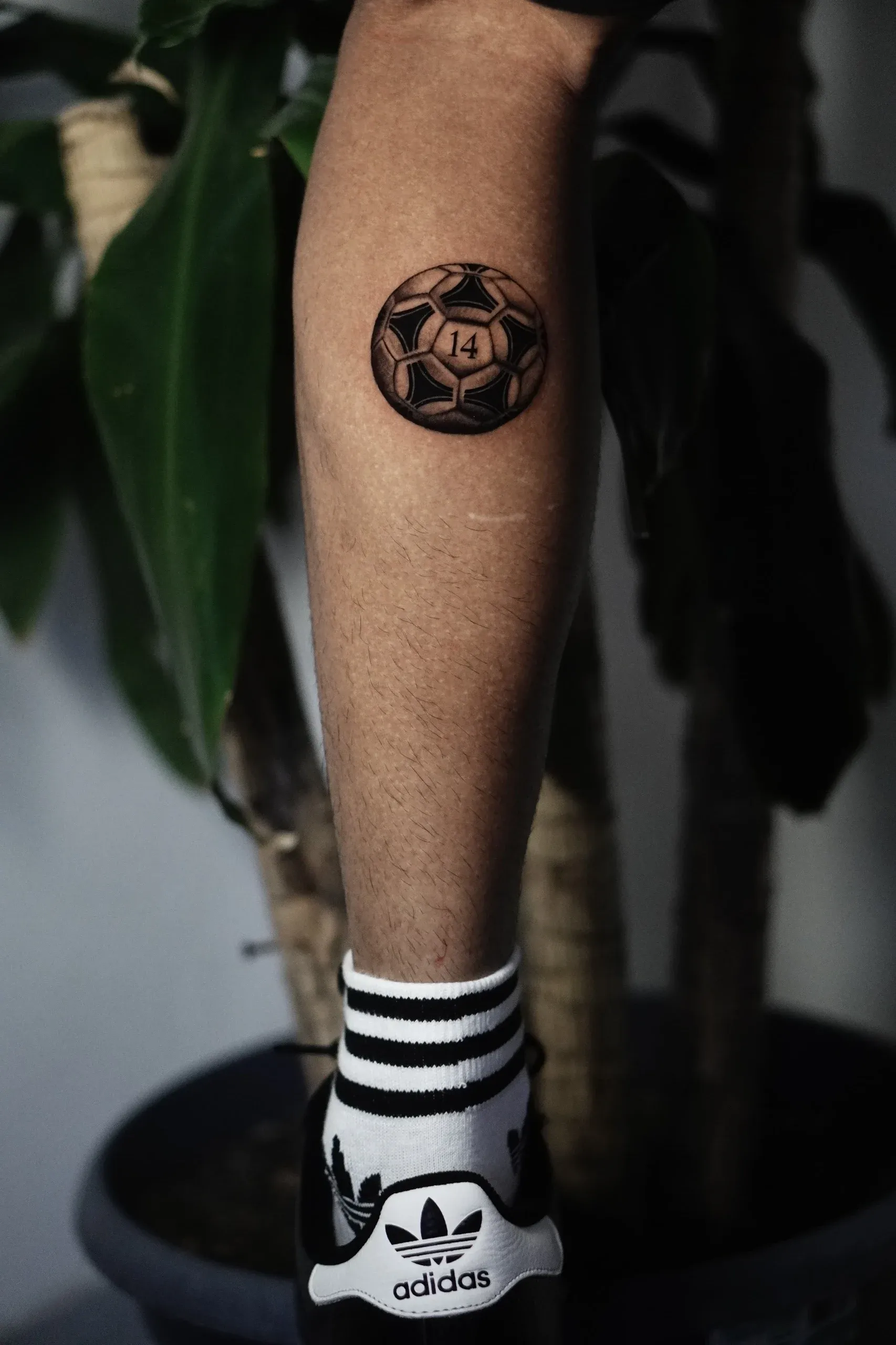 Tatuaje de balón de fútbol realista en pantorrilla para Alejo Ricardo por Clayton Goethe