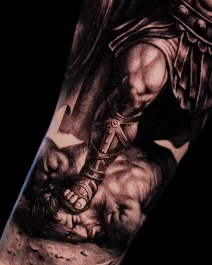 Tatuaje realista de guerrero espartano con composición épica por Goethe Ink