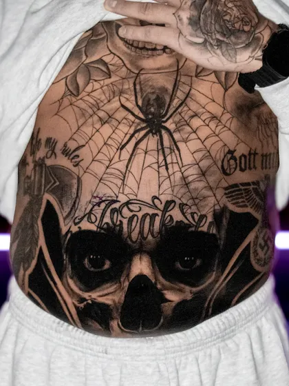 Tatuaje realista de gran escala en abdomen por Clayton Goethe en Barranquilla