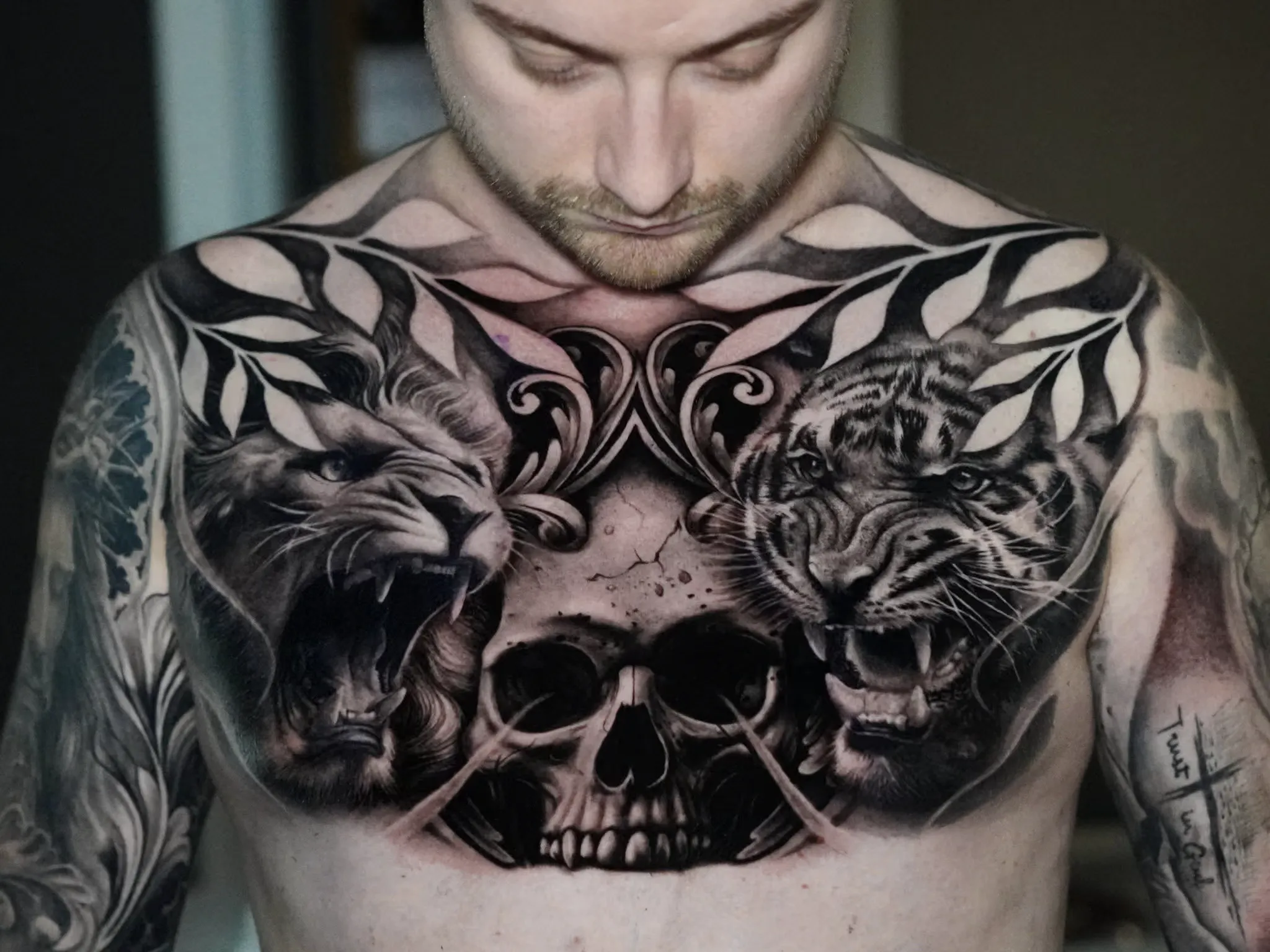 Clayton Goethe tatuando pieza realista en pecho en Barranquilla