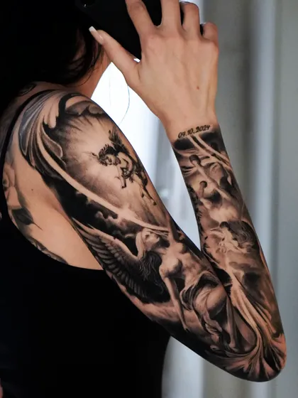 Tatuaje realista manga completa en blanco y negro por Clayton Goethe en Barranquilla