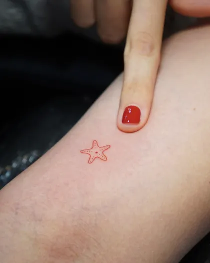 Tatuaje minimalista de arte fino por Clayton Goethe en Barranquilla