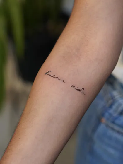 Tatuaje minimalista delicado por Clayton Goethe en Barranquilla