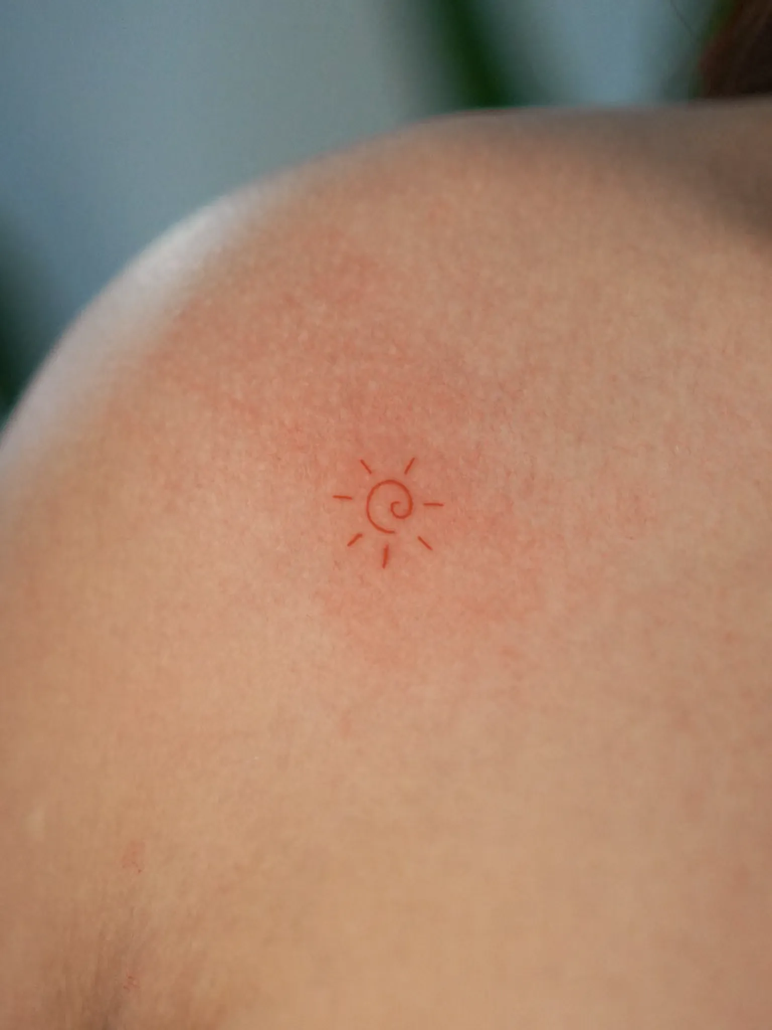 Tatuaje minimalista de detalle por Clayton Goethe