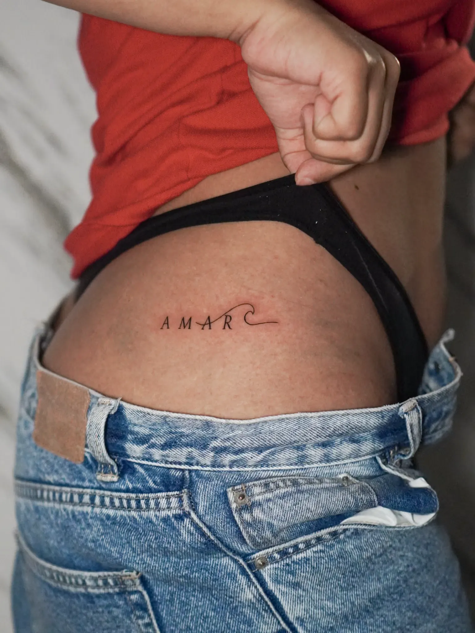 Tatuaje minimalista elegante por Clayton Goethe