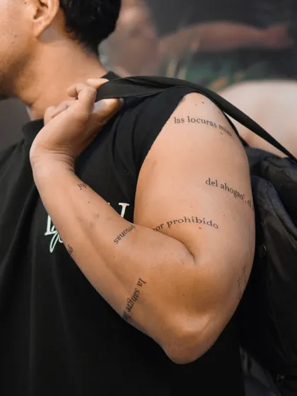 Tatuaje minimalista de líneas finas por Clayton Goethe en Barranquilla