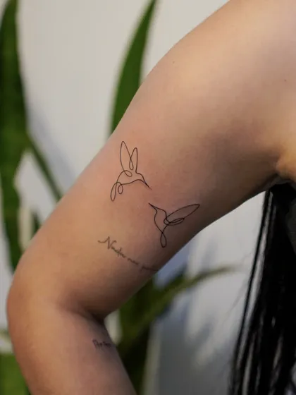 Tatuaje minimalista sutil por Clayton Goethe en Barranquilla