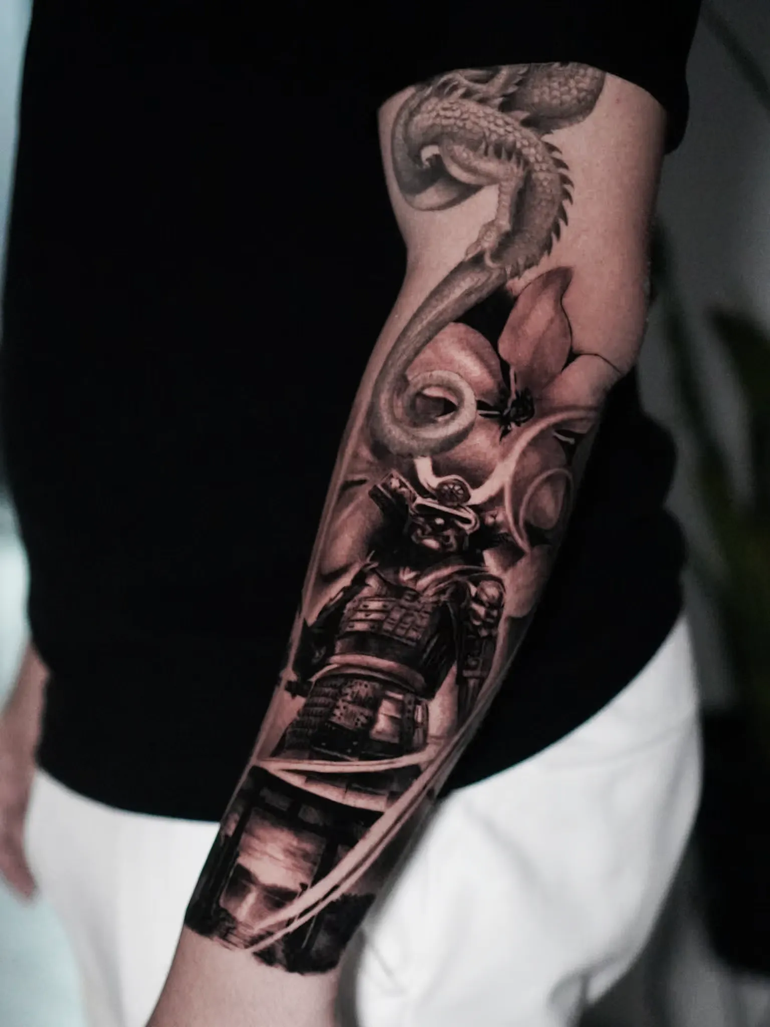 Tatuaje oriental en antebrazo por Clayton Goethe