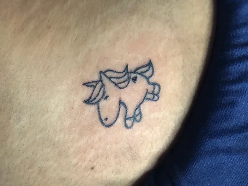 Tatuaje pequeño de unicornio por Clayton Goethe