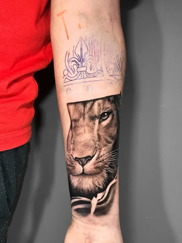 Tatuaje realista de león en proceso por Clayton Goethe