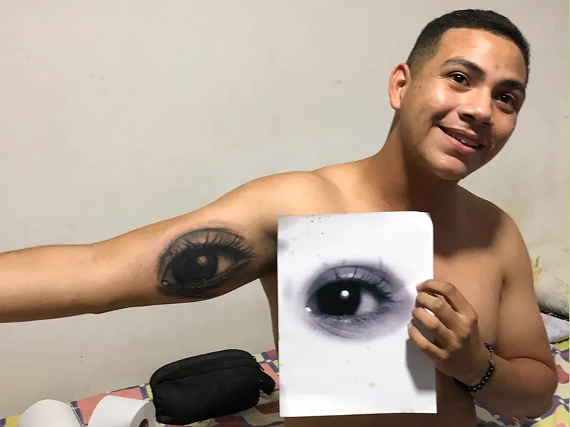 Tatuaje realista de ojo con referencia por Clayton Goethe