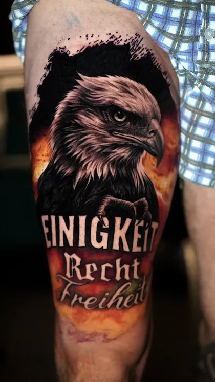 Tatuaje realista de águila en la pierna con sombreado detallado por Clayton Goethe