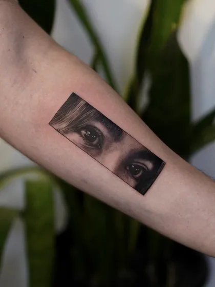 Tatuaje realista de miradas en pareja con ojos detallados por Goethe Ink