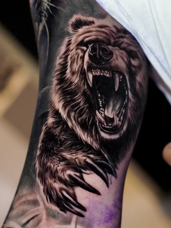 Tatuaje realista de oso por Clayton Goethe en Barranquilla