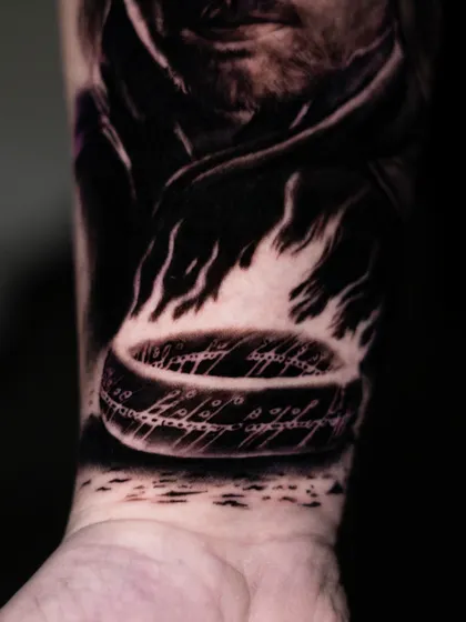 Tatuaje temático de El Señor de los Anillos estilo fantasía por Clayton Goethe