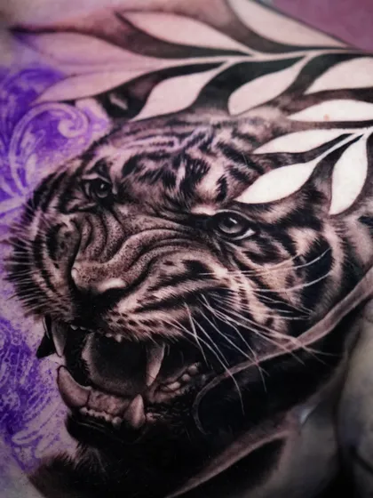 Tatuaje realista de tigre en el pecho con detalle hiperrealista por Goethe Ink