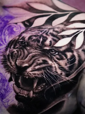 Tatuaje realista de tigre en el pecho con detalle hiperrealista por Goethe Ink
