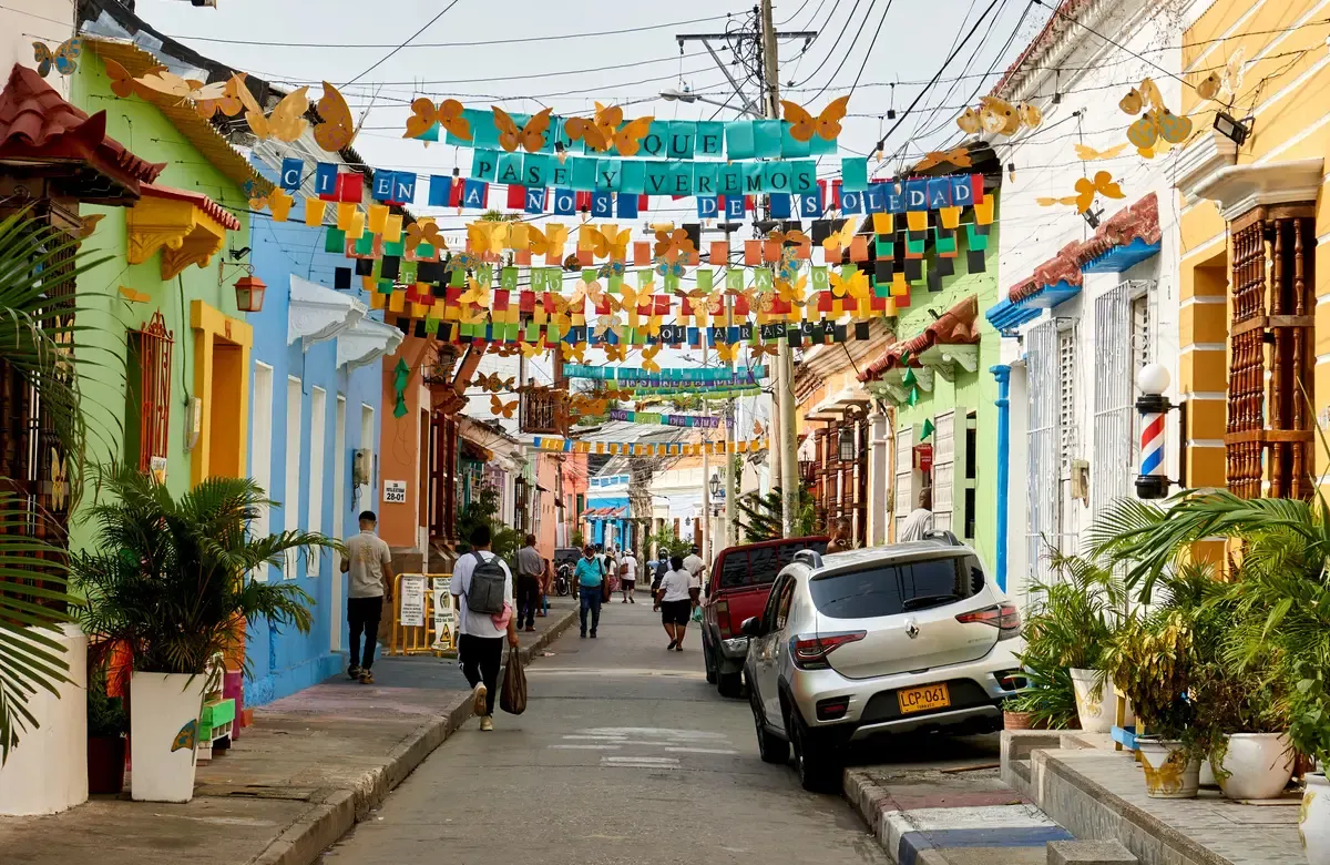 Calle colorida en Colombia — guía de precios de tatuajes en Colombia 2026