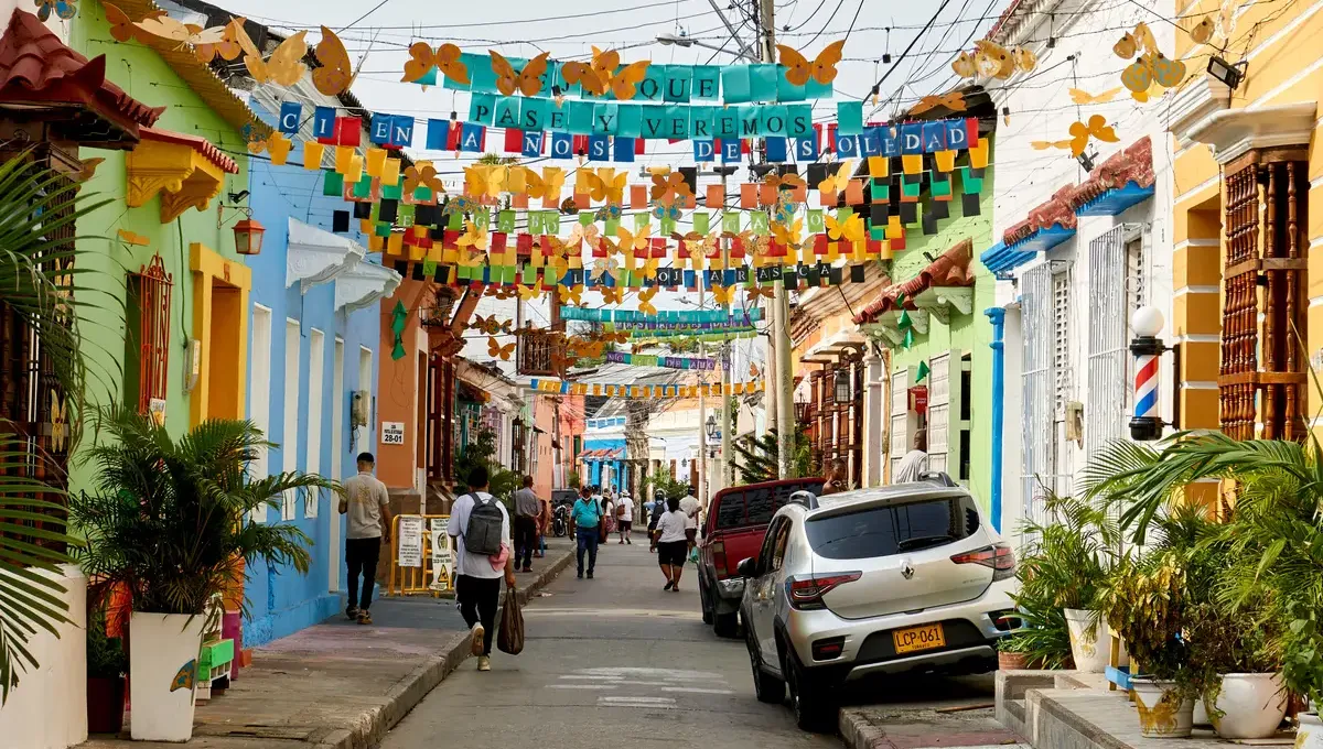 Calle colorida en Colombia — guía de precios de tatuajes en Colombia 2026
