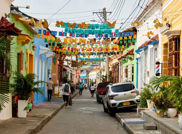 Calle colorida en Colombia — guía de precios de tatuajes en Colombia 2026