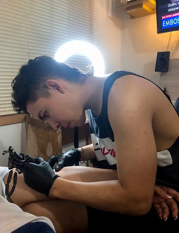 Clayton Goethe tatuando en estudio de tatuajes en Barranquilla