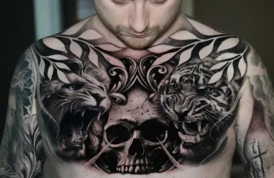 Tatuaje realista en blanco y negro en pecho completo por Clayton Goethe en Colombia