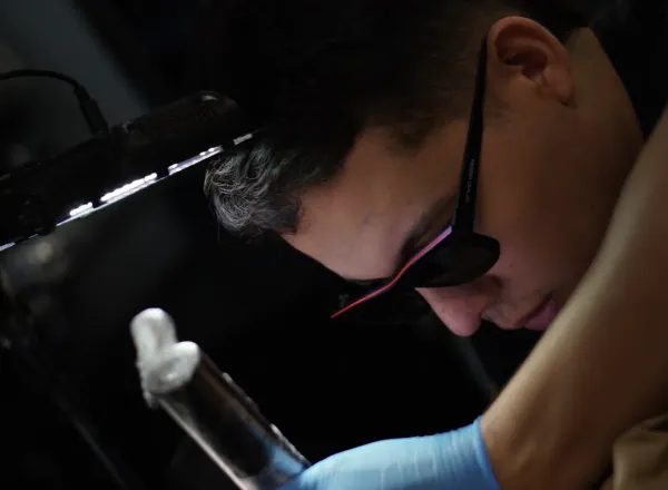 Clayton Goethe tatuando en su estudio en Barranquilla