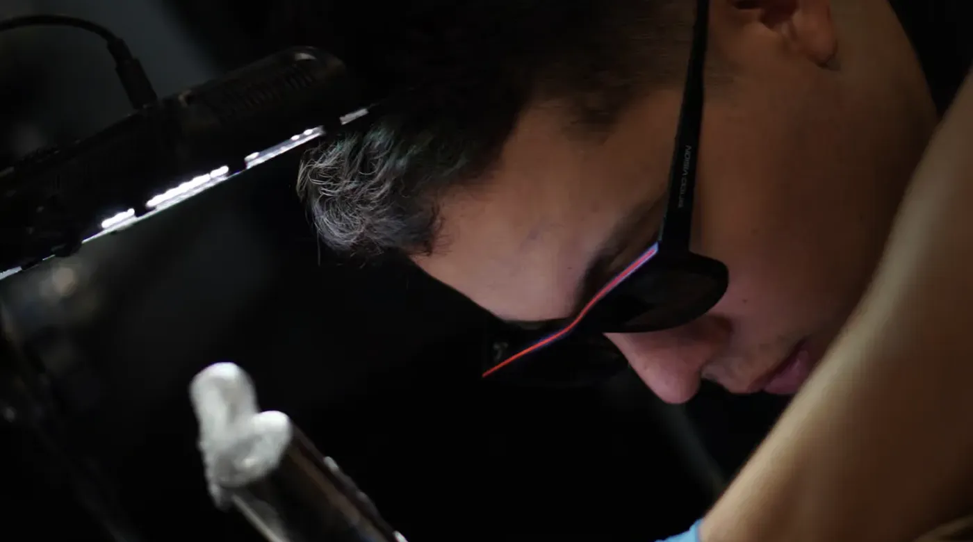 Clayton Goethe tatuando en su estudio en Barranquilla