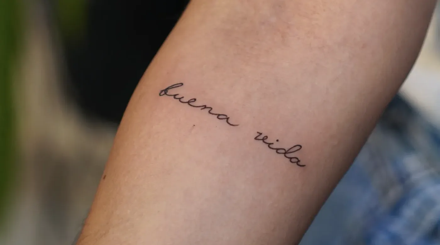 Tatuaje delicado para mujer realizado por Clayton Goethe en Barranquilla