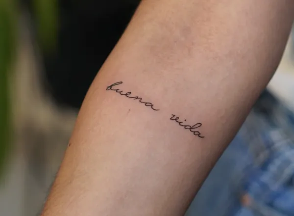 Tatuaje delicado para mujer realizado por Clayton Goethe en Barranquilla