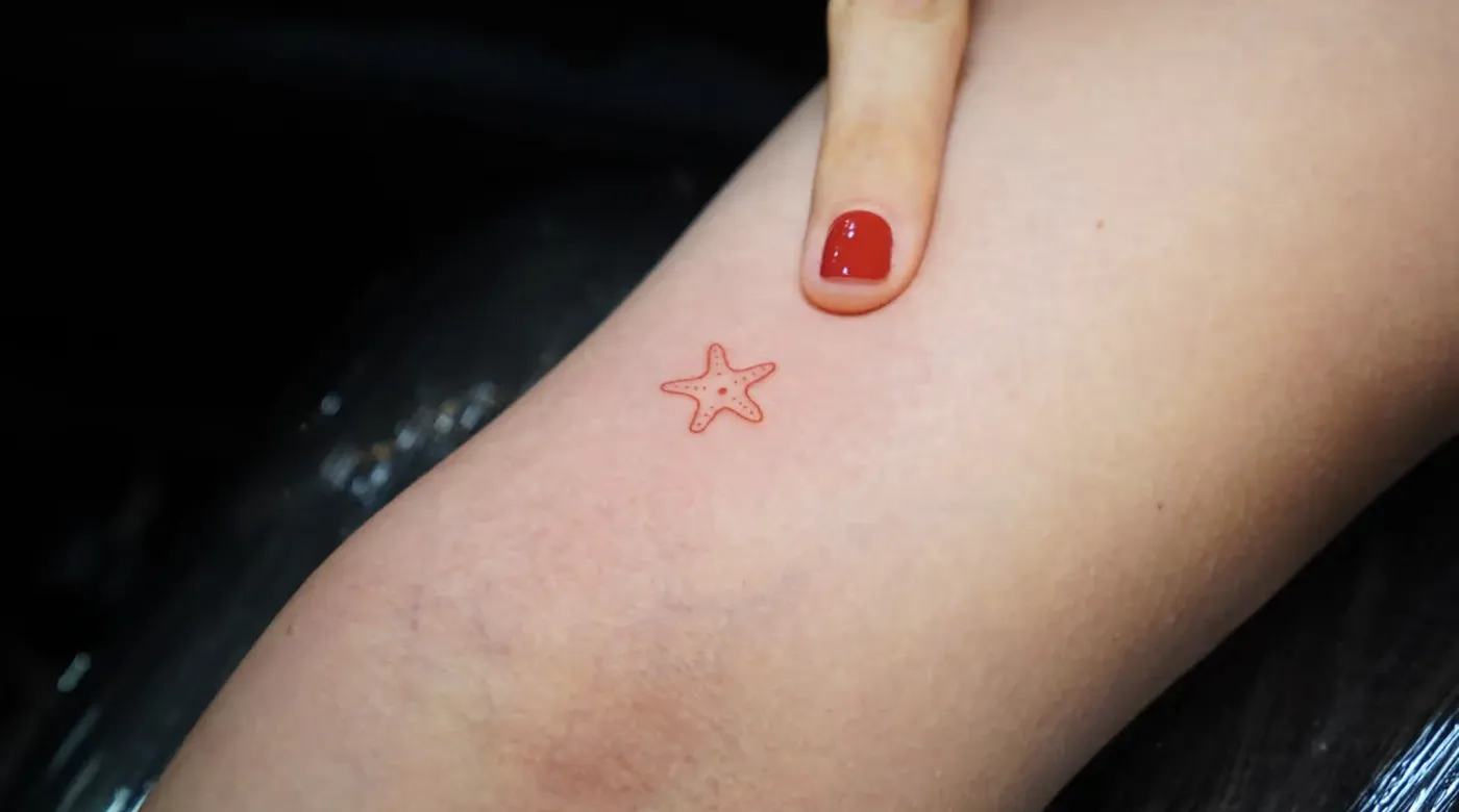 Tatuaje pequeño minimalista hecho por Clayton Goethe en Barranquilla