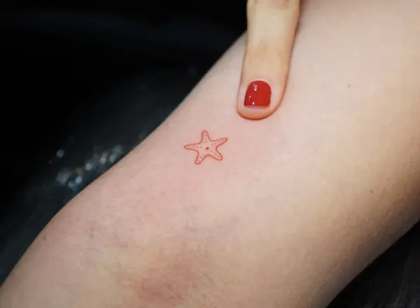 Tatuaje pequeño minimalista hecho por Clayton Goethe en Barranquilla