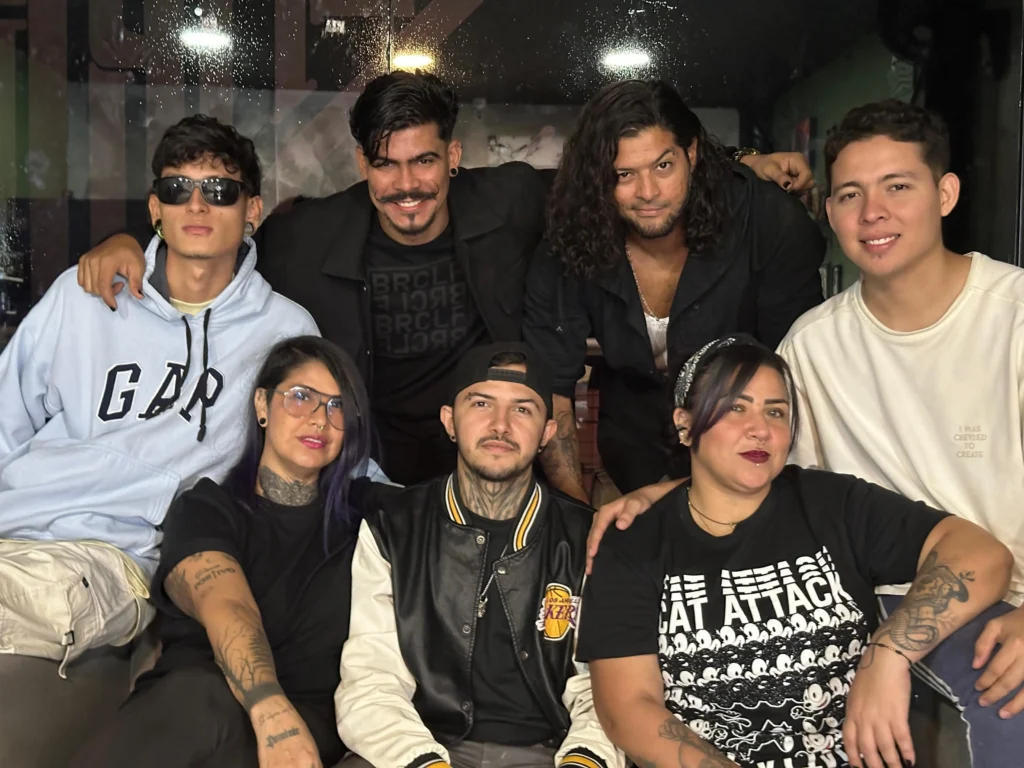 Clayton Goethe con su equipo de trabajo de tatuajes