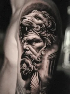 Tatuaje realista griego hecho por Clayton Goethe en Goethe Ink, estudio de tatuajes