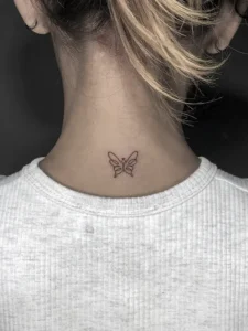 Tatuaje minimalista hecho por Clayton Goethe en Goethe Ink, estudio de tatuajes