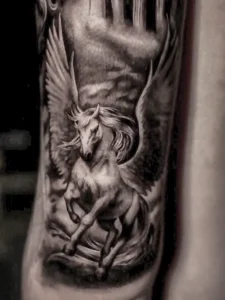 Tatuaje realista de pagasus hecho por Clayton Goethe en Goethe Ink, estudio de tatuajes