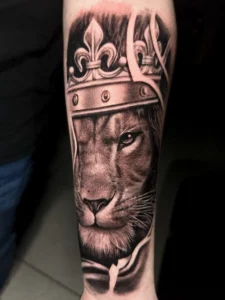 Tatuaje realista de Leon hecho por Clayton Goethe en Goethe Ink, estudio de tatuajes