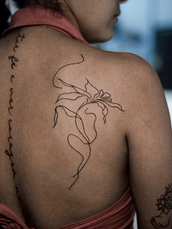 Tatuaje flor en espalda realizado por Clayton Goethe
