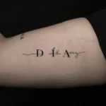 Tatuaje minimalista 1 dia a la vez realizado por Clayton Goethe