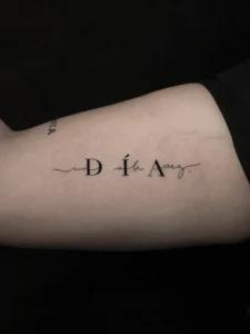 Tatuaje minimalista 1 dia a la vez realizado por Clayton Goethe